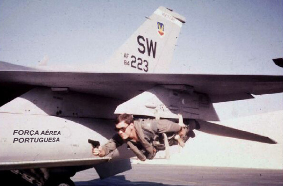 F16 da base do Montijo equipado com arma inteligente